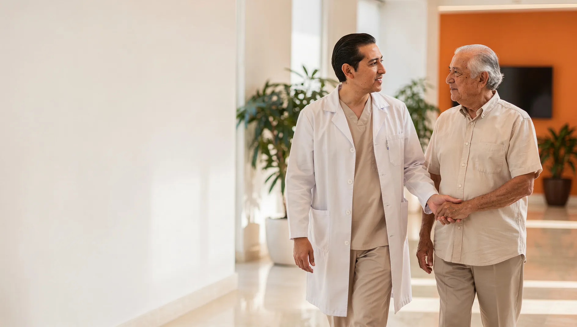 Neurólogo acompañando a un paciente con Parkinson en Neurocenter Monterrey
