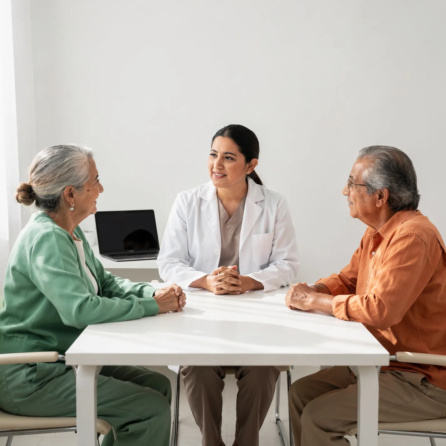 Neuróloga en consulta con una pareja de adultos mayores en Neurocenter Monterrey